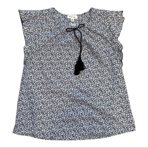 Tops - Nwt Bohemian flutter sleeve tassel detail short Sleeve blouse size medium